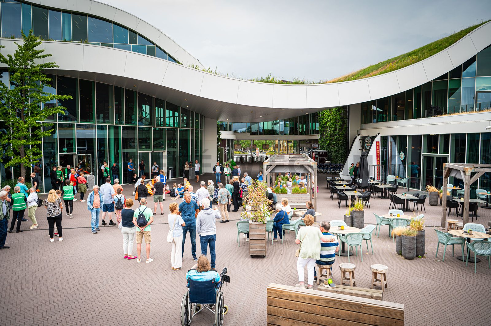 Achter de schermen van het ATLAS Theater in Emmen is door onbekende oorzaak een brand uitgebroken. Al snel blijkt de brand zich snel uit te breiden en zijn er meerdere (ernstig) gewonden. De zaal zat tijdens het uitbreken van de brand vol, waardoor de ambulancedienst, politie, brandweer en het Rode Kruis intensief hebben moeten samenwerken. In deze oefening werd door de diensten de samenwerking geoefend, om beter voor bereid te zijn op een echt incident.