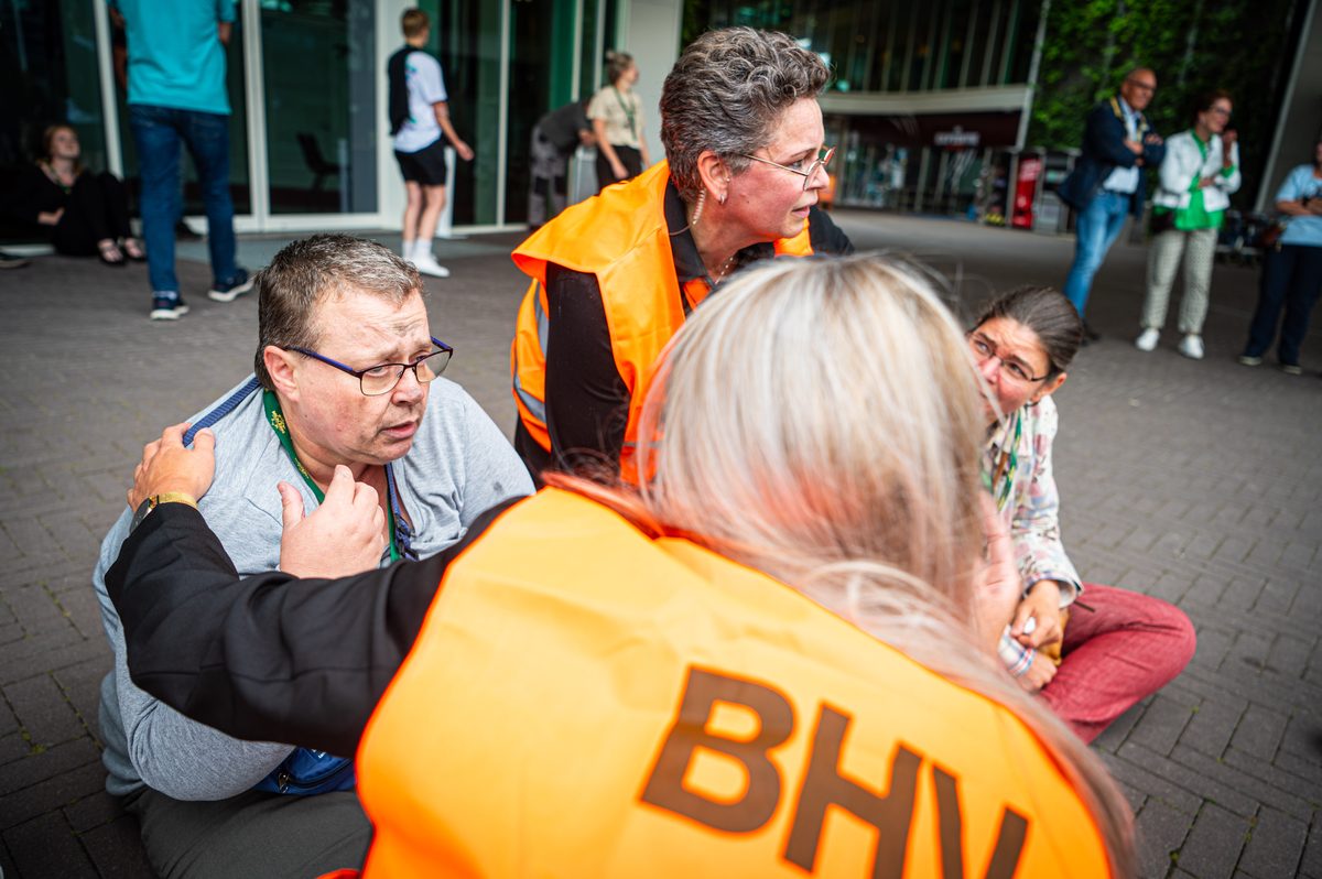 Achter de schermen van het ATLAS Theater in Emmen is door onbekende oorzaak een brand uitgebroken. Al snel blijkt de brand zich snel uit te breiden en zijn er meerdere (ernstig) gewonden. De zaal zat tijdens het uitbreken van de brand vol, waardoor de ambulancedienst, politie, brandweer en het Rode Kruis intensief hebben moeten samenwerken. In deze oefening werd door de diensten de samenwerking geoefend, om beter voor bereid te zijn op een echt incident.