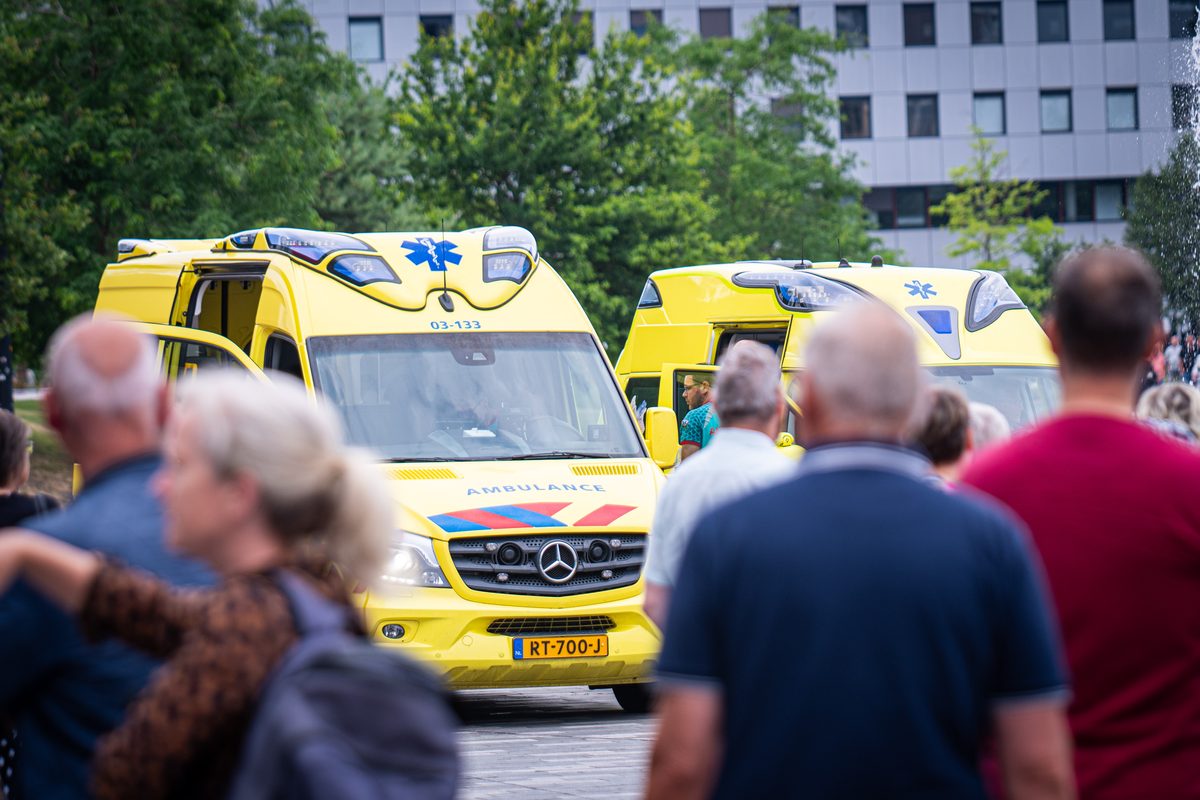 Achter de schermen van het ATLAS Theater in Emmen is door onbekende oorzaak een brand uitgebroken. Al snel blijkt de brand zich snel uit te breiden en zijn er meerdere (ernstig) gewonden. De zaal zat tijdens het uitbreken van de brand vol, waardoor de ambulancedienst, politie, brandweer en het Rode Kruis intensief hebben moeten samenwerken. In deze oefening werd door de diensten de samenwerking geoefend, om beter voor bereid te zijn op een echt incident.