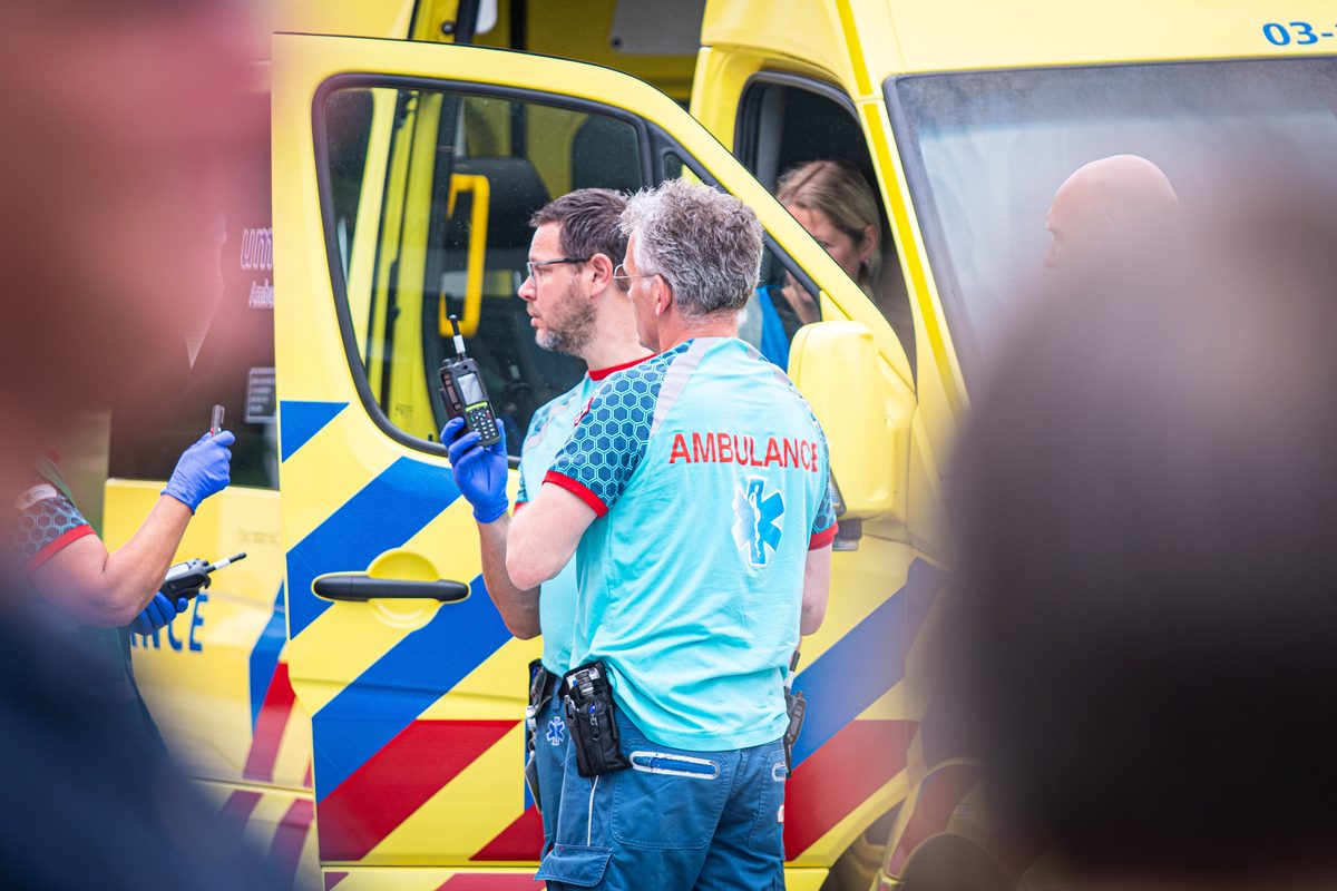 Achter de schermen van het ATLAS Theater in Emmen is door onbekende oorzaak een brand uitgebroken. Al snel blijkt de brand zich snel uit te breiden en zijn er meerdere (ernstig) gewonden. De zaal zat tijdens het uitbreken van de brand vol, waardoor de ambulancedienst, politie, brandweer en het Rode Kruis intensief hebben moeten samenwerken. In deze oefening werd door de diensten de samenwerking geoefend, om beter voor bereid te zijn op een echt incident.