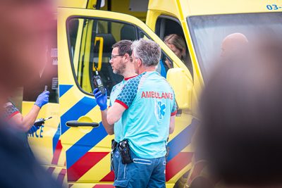 Achter de schermen van het ATLAS Theater in Emmen is door onbekende oorzaak een brand uitgebroken. Al snel blijkt de brand zich snel uit te breiden en zijn er meerdere (ernstig) gewonden. De zaal zat tijdens het uitbreken van de brand vol, waardoor de ambulancedienst, politie, brandweer en het Rode Kruis intensief hebben moeten samenwerken. In deze oefening werd door de diensten de samenwerking geoefend, om beter voor bereid te zijn op een echt incident.