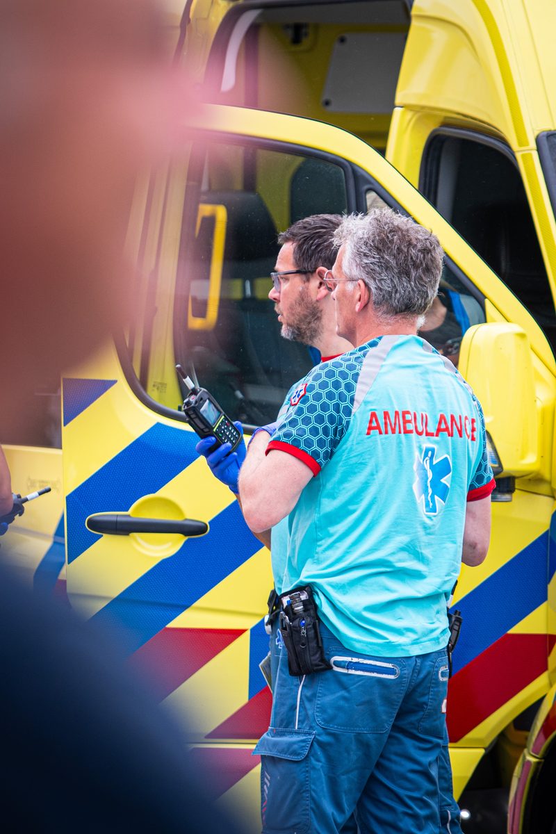 Achter de schermen van het ATLAS Theater in Emmen is door onbekende oorzaak een brand uitgebroken. Al snel blijkt de brand zich snel uit te breiden en zijn er meerdere (ernstig) gewonden. De zaal zat tijdens het uitbreken van de brand vol, waardoor de ambulancedienst, politie, brandweer en het Rode Kruis intensief hebben moeten samenwerken. In deze oefening werd door de diensten de samenwerking geoefend, om beter voor bereid te zijn op een echt incident.