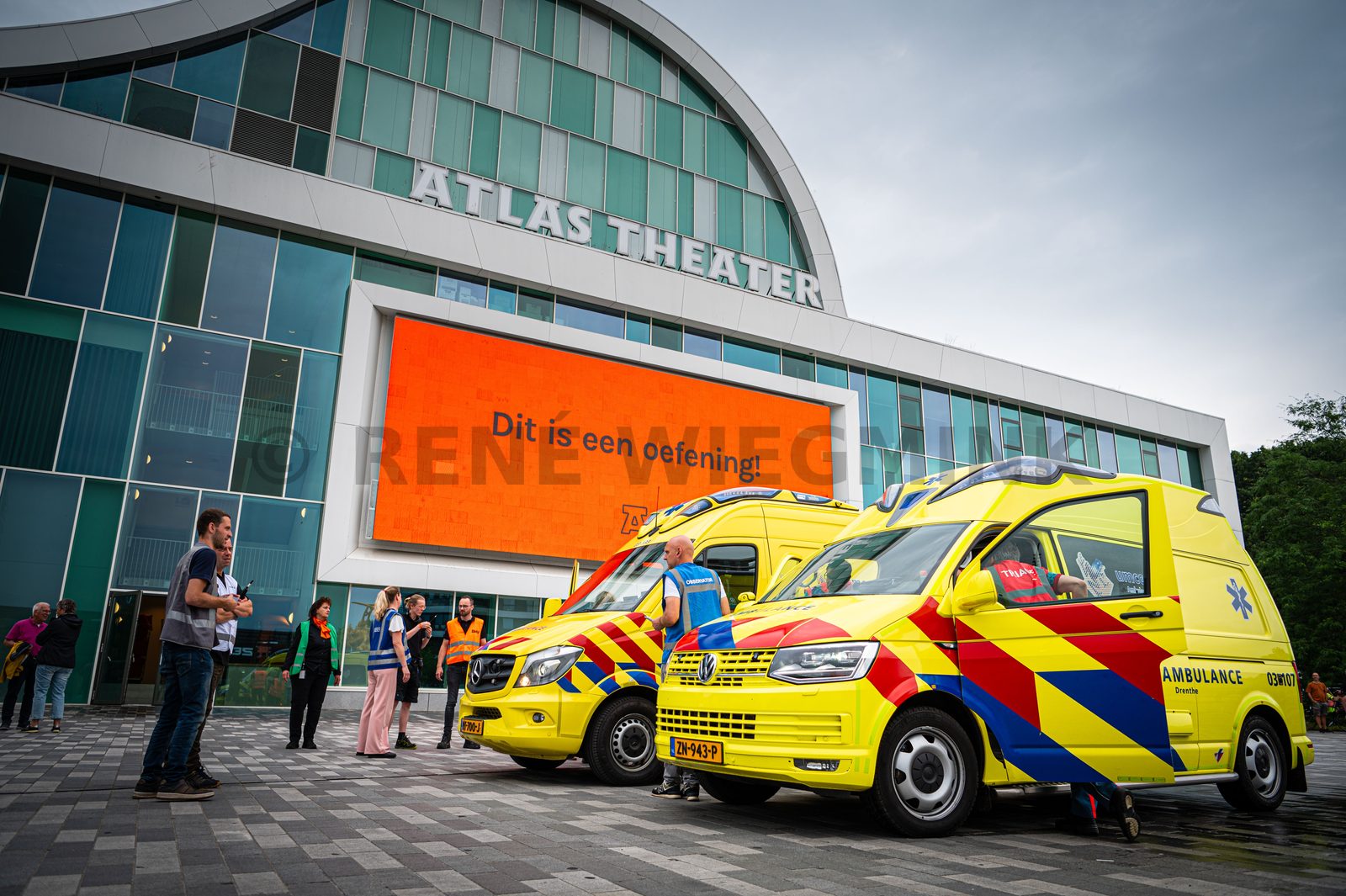 Achter de schermen van het ATLAS Theater in Emmen is door onbekende oorzaak een brand uitgebroken. Al snel blijkt de brand zich snel uit te breiden en zijn er meerdere (ernstig) gewonden. De zaal zat tijdens het uitbreken van de brand vol, waardoor de ambulancedienst, politie, brandweer en het Rode Kruis intensief hebben moeten samenwerken. In deze oefening werd door de diensten de samenwerking geoefend, om beter voor bereid te zijn op een echt incident.
