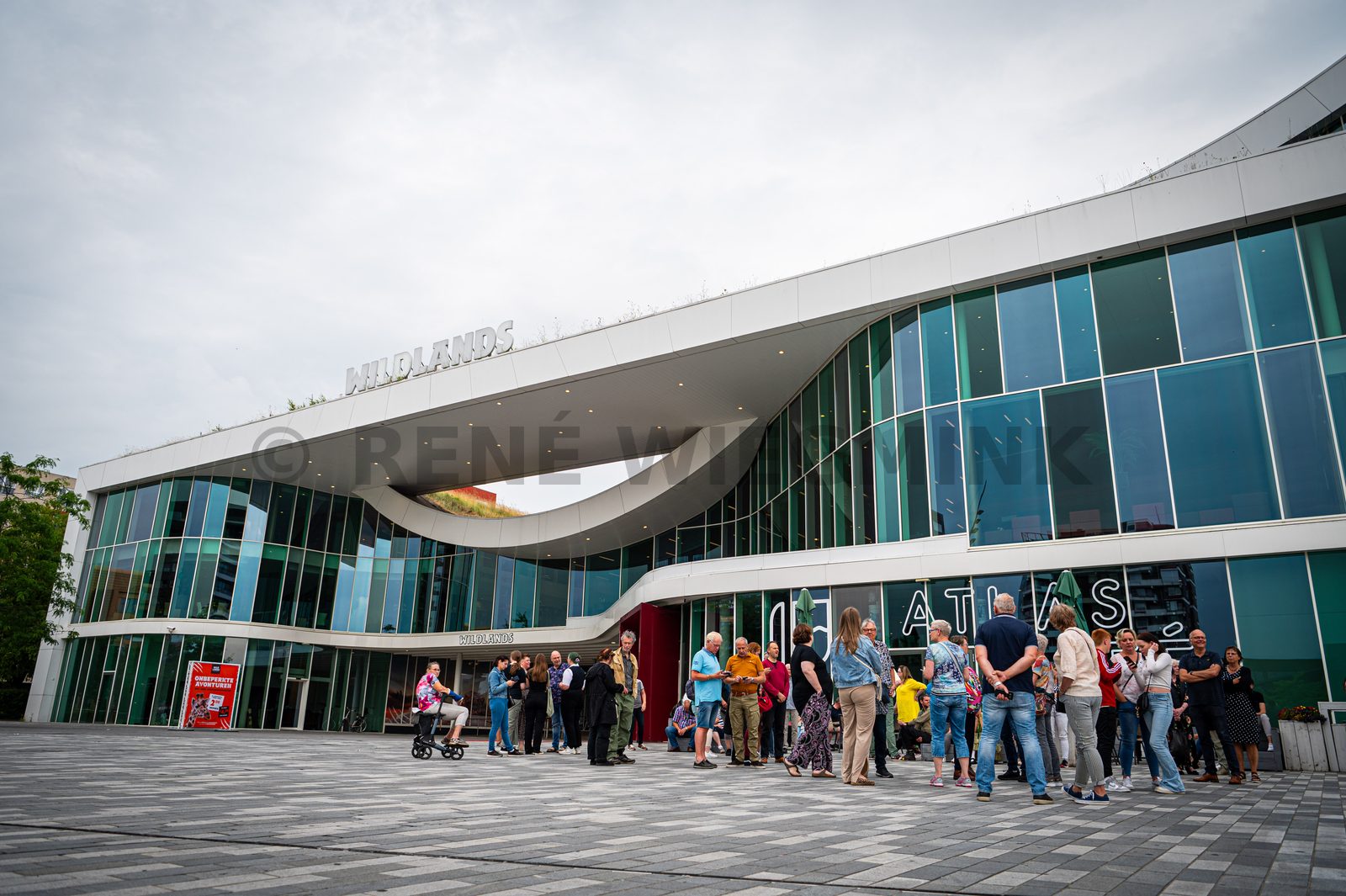 Achter de schermen van het ATLAS Theater in Emmen is door onbekende oorzaak een brand uitgebroken. Al snel blijkt de brand zich snel uit te breiden en zijn er meerdere (ernstig) gewonden. De zaal zat tijdens het uitbreken van de brand vol, waardoor de ambulancedienst, politie, brandweer en het Rode Kruis intensief hebben moeten samenwerken. In deze oefening werd door de diensten de samenwerking geoefend, om beter voor bereid te zijn op een echt incident.