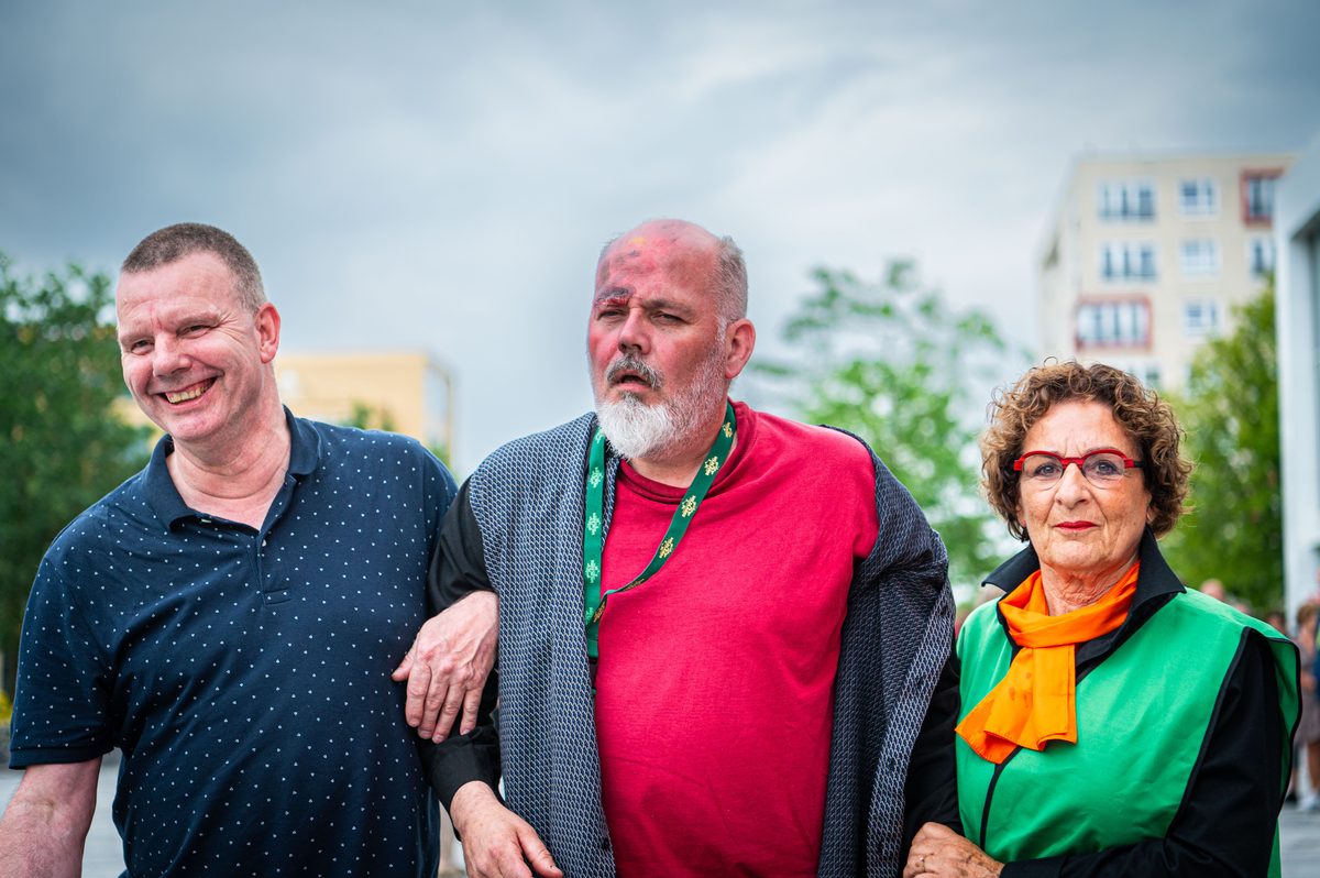 Achter de schermen van het ATLAS Theater in Emmen is door onbekende oorzaak een brand uitgebroken. Al snel blijkt de brand zich snel uit te breiden en zijn er meerdere (ernstig) gewonden. De zaal zat tijdens het uitbreken van de brand vol, waardoor de ambulancedienst, politie, brandweer en het Rode Kruis intensief hebben moeten samenwerken. In deze oefening werd door de diensten de samenwerking geoefend, om beter voor bereid te zijn op een echt incident.