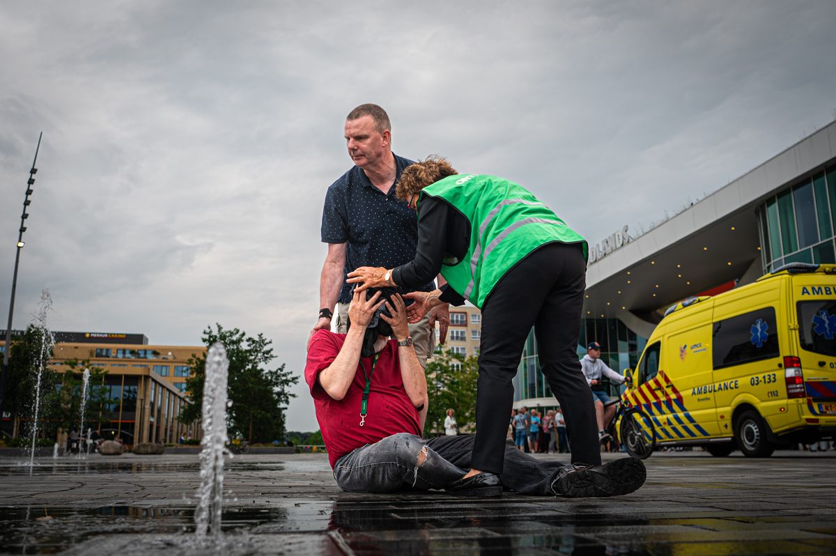 Achter de schermen van het ATLAS Theater in Emmen is door onbekende oorzaak een brand uitgebroken. Al snel blijkt de brand zich snel uit te breiden en zijn er meerdere (ernstig) gewonden. De zaal zat tijdens het uitbreken van de brand vol, waardoor de ambulancedienst, politie, brandweer en het Rode Kruis intensief hebben moeten samenwerken. In deze oefening werd door de diensten de samenwerking geoefend, om beter voor bereid te zijn op een echt incident.