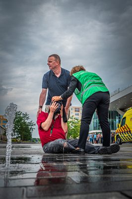 Achter de schermen van het ATLAS Theater in Emmen is door onbekende oorzaak een brand uitgebroken. Al snel blijkt de brand zich snel uit te breiden en zijn er meerdere (ernstig) gewonden. De zaal zat tijdens het uitbreken van de brand vol, waardoor de ambulancedienst, politie, brandweer en het Rode Kruis intensief hebben moeten samenwerken. In deze oefening werd door de diensten de samenwerking geoefend, om beter voor bereid te zijn op een echt incident.