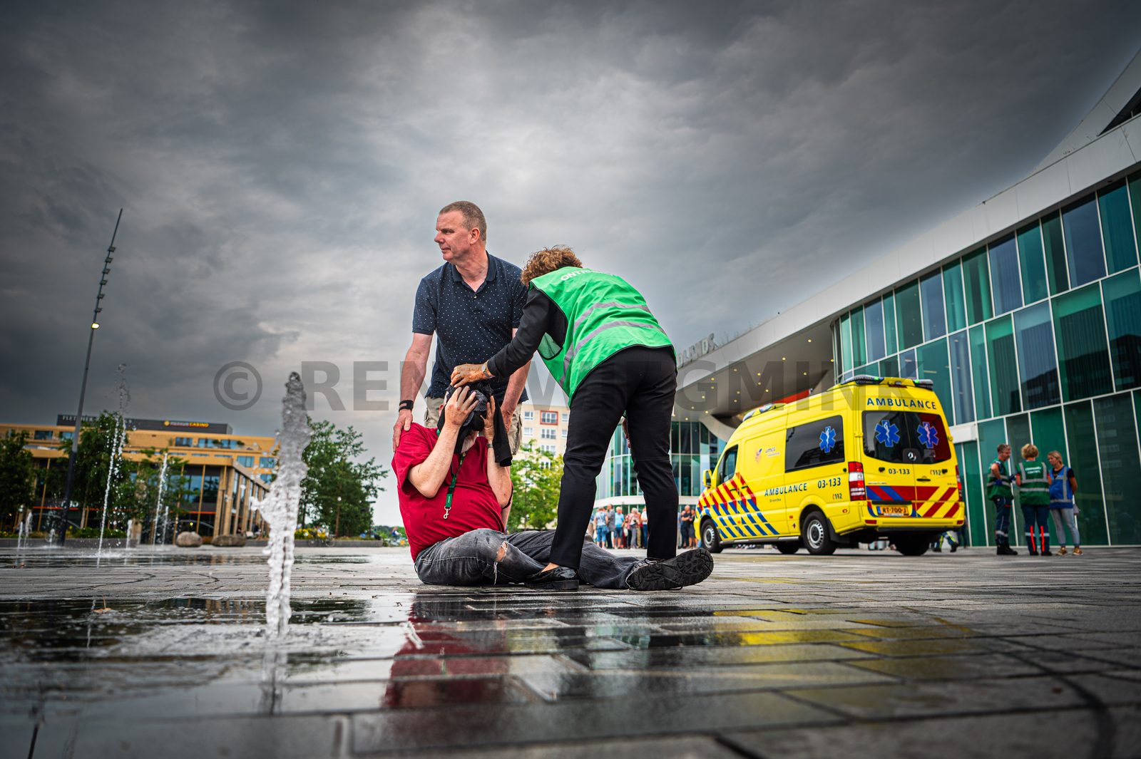 Achter de schermen van het ATLAS Theater in Emmen is door onbekende oorzaak een brand uitgebroken. Al snel blijkt de brand zich snel uit te breiden en zijn er meerdere (ernstig) gewonden. De zaal zat tijdens het uitbreken van de brand vol, waardoor de ambulancedienst, politie, brandweer en het Rode Kruis intensief hebben moeten samenwerken. In deze oefening werd door de diensten de samenwerking geoefend, om beter voor bereid te zijn op een echt incident.