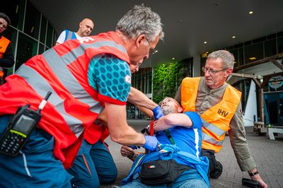 Achter de schermen van het ATLAS Theater in Emmen is door onbekende oorzaak een brand uitgebroken. Al snel blijkt de brand zich snel uit te breiden en zijn er meerdere (ernstig) gewonden. De zaal zat tijdens het uitbreken van de brand vol, waardoor de ambulancedienst, politie, brandweer en het Rode Kruis intensief hebben moeten samenwerken. In deze oefening werd door de diensten de samenwerking geoefend, om beter voor bereid te zijn op een echt incident.