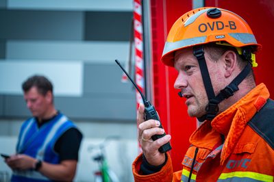 Achter de schermen van het ATLAS Theater in Emmen is door onbekende oorzaak een brand uitgebroken. Al snel blijkt de brand zich snel uit te breiden en zijn er meerdere (ernstig) gewonden. De zaal zat tijdens het uitbreken van de brand vol, waardoor de ambulancedienst, politie, brandweer en het Rode Kruis intensief hebben moeten samenwerken. In deze oefening werd door de diensten de samenwerking geoefend, om beter voor bereid te zijn op een echt incident.