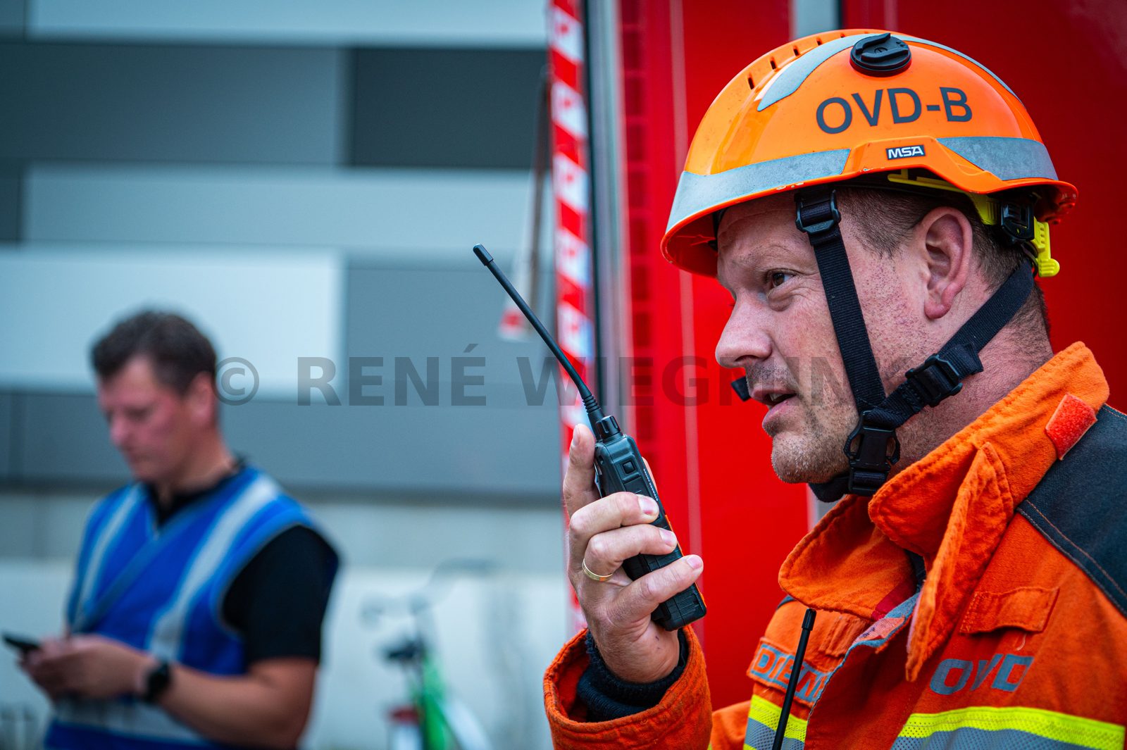 Achter de schermen van het ATLAS Theater in Emmen is door onbekende oorzaak een brand uitgebroken. Al snel blijkt de brand zich snel uit te breiden en zijn er meerdere (ernstig) gewonden. De zaal zat tijdens het uitbreken van de brand vol, waardoor de ambulancedienst, politie, brandweer en het Rode Kruis intensief hebben moeten samenwerken. In deze oefening werd door de diensten de samenwerking geoefend, om beter voor bereid te zijn op een echt incident.