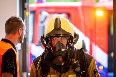 Achter de schermen van het ATLAS Theater in Emmen is door onbekende oorzaak een brand uitgebroken. Al snel blijkt de brand zich snel uit te breiden en zijn er meerdere (ernstig) gewonden. De zaal zat tijdens het uitbreken van de brand vol, waardoor de ambulancedienst, politie, brandweer en het Rode Kruis intensief hebben moeten samenwerken. In deze oefening werd door de diensten de samenwerking geoefend, om beter voor bereid te zijn op een echt incident.