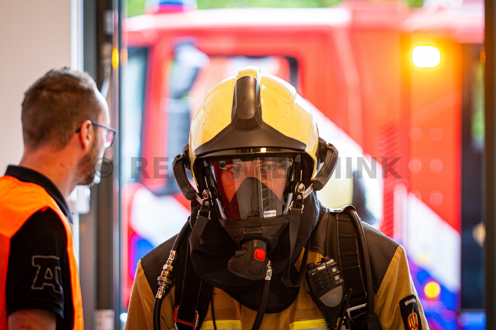 Achter de schermen van het ATLAS Theater in Emmen is door onbekende oorzaak een brand uitgebroken. Al snel blijkt de brand zich snel uit te breiden en zijn er meerdere (ernstig) gewonden. De zaal zat tijdens het uitbreken van de brand vol, waardoor de ambulancedienst, politie, brandweer en het Rode Kruis intensief hebben moeten samenwerken. In deze oefening werd door de diensten de samenwerking geoefend, om beter voor bereid te zijn op een echt incident.