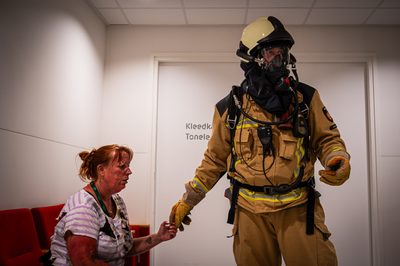 Achter de schermen van het ATLAS Theater in Emmen is door onbekende oorzaak een brand uitgebroken. Al snel blijkt de brand zich snel uit te breiden en zijn er meerdere (ernstig) gewonden. De zaal zat tijdens het uitbreken van de brand vol, waardoor de ambulancedienst, politie, brandweer en het Rode Kruis intensief hebben moeten samenwerken. In deze oefening werd door de diensten de samenwerking geoefend, om beter voor bereid te zijn op een echt incident.