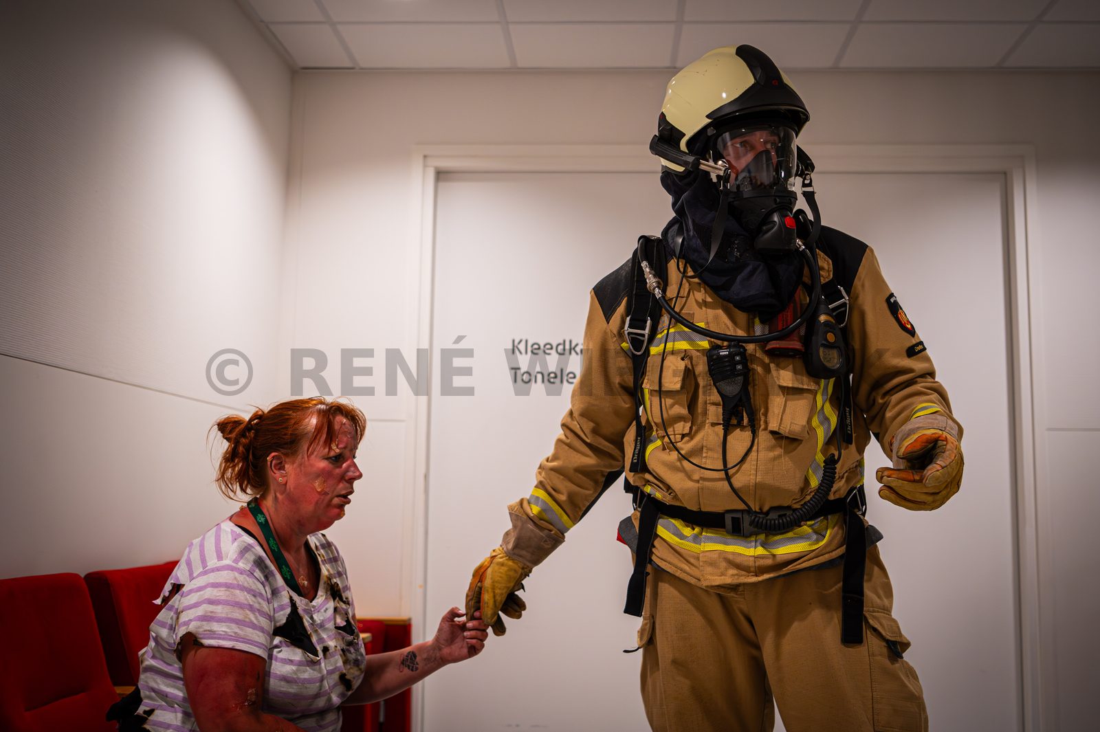 Achter de schermen van het ATLAS Theater in Emmen is door onbekende oorzaak een brand uitgebroken. Al snel blijkt de brand zich snel uit te breiden en zijn er meerdere (ernstig) gewonden. De zaal zat tijdens het uitbreken van de brand vol, waardoor de ambulancedienst, politie, brandweer en het Rode Kruis intensief hebben moeten samenwerken. In deze oefening werd door de diensten de samenwerking geoefend, om beter voor bereid te zijn op een echt incident.