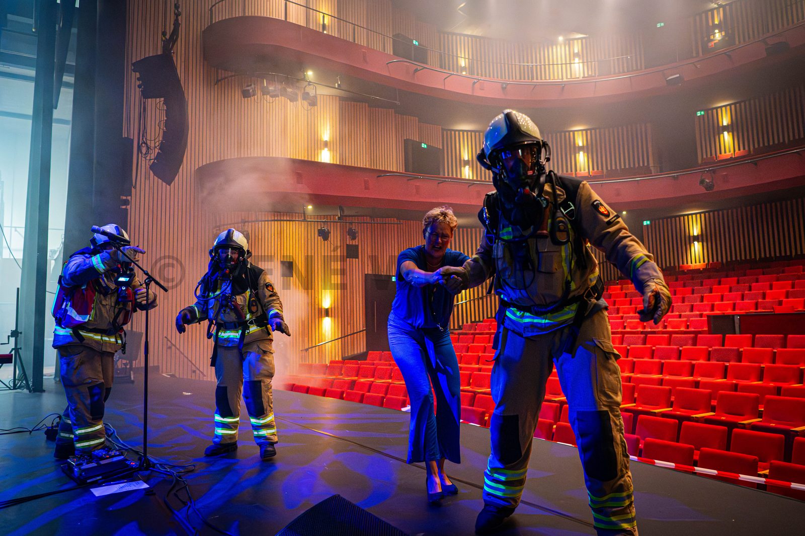 Achter de schermen van het ATLAS Theater in Emmen is door onbekende oorzaak een brand uitgebroken. Al snel blijkt de brand zich snel uit te breiden en zijn er meerdere (ernstig) gewonden. De zaal zat tijdens het uitbreken van de brand vol, waardoor de ambulancedienst, politie, brandweer en het Rode Kruis intensief hebben moeten samenwerken. In deze oefening werd door de diensten de samenwerking geoefend, om beter voor bereid te zijn op een echt incident.