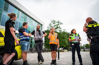Achter de schermen van het ATLAS Theater in Emmen is door onbekende oorzaak een brand uitgebroken. Al snel blijkt de brand zich snel uit te breiden en zijn er meerdere (ernstig) gewonden. De zaal zat tijdens het uitbreken van de brand vol, waardoor de ambulancedienst, politie, brandweer en het Rode Kruis intensief hebben moeten samenwerken. In deze oefening werd door de diensten de samenwerking geoefend, om beter voor bereid te zijn op een echt incident.