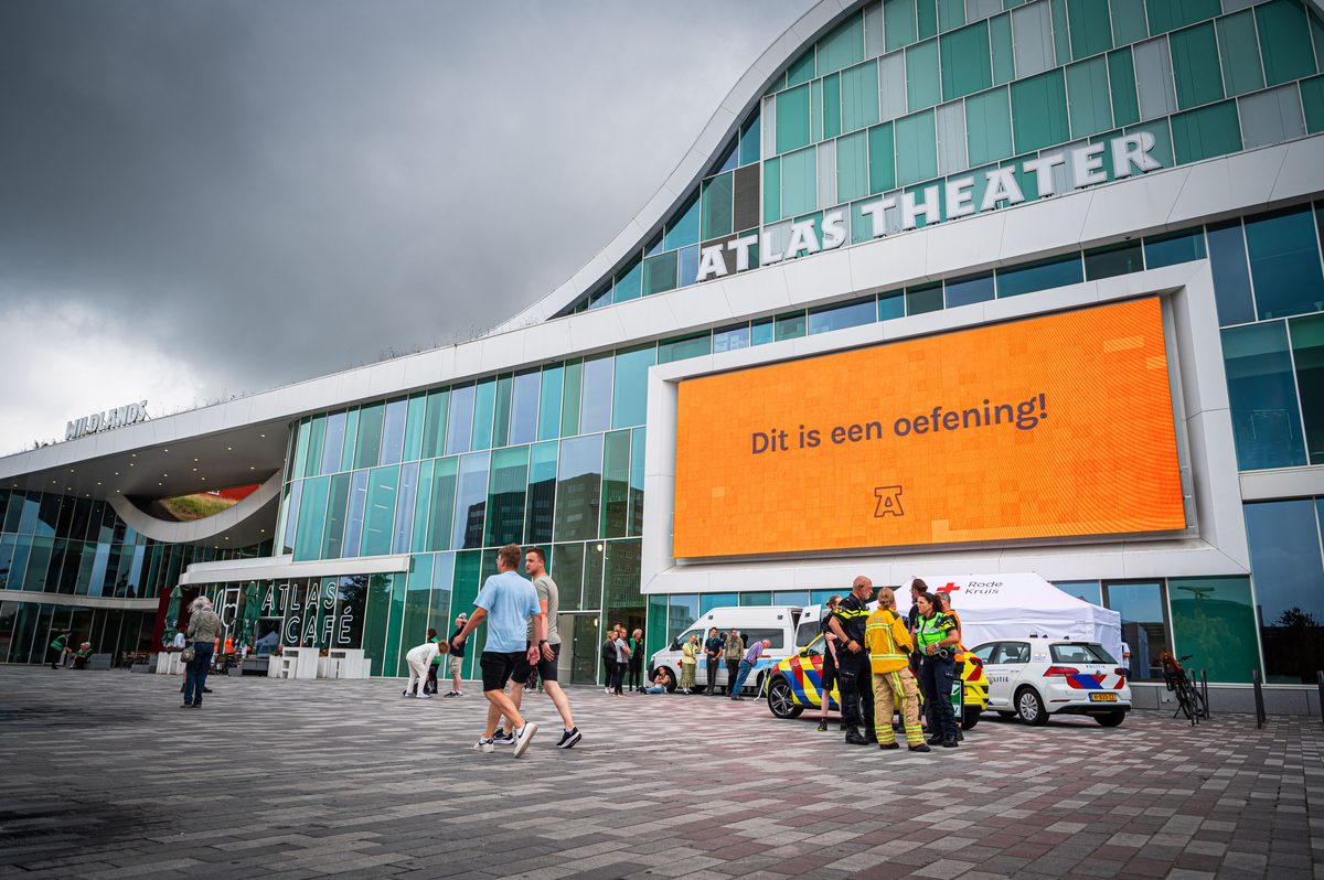 Achter de schermen van het ATLAS Theater in Emmen is door onbekende oorzaak een brand uitgebroken. Al snel blijkt de brand zich snel uit te breiden en zijn er meerdere (ernstig) gewonden. De zaal zat tijdens het uitbreken van de brand vol, waardoor de ambulancedienst, politie, brandweer en het Rode Kruis intensief hebben moeten samenwerken. In deze oefening werd door de diensten de samenwerking geoefend, om beter voor bereid te zijn op een echt incident.