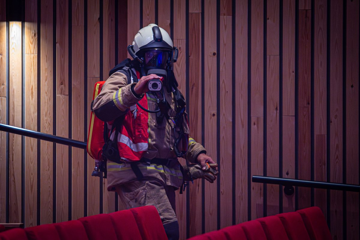 Achter de schermen van het ATLAS Theater in Emmen is door onbekende oorzaak een brand uitgebroken. Al snel blijkt de brand zich snel uit te breiden en zijn er meerdere (ernstig) gewonden. De zaal zat tijdens het uitbreken van de brand vol, waardoor de ambulancedienst, politie, brandweer en het Rode Kruis intensief hebben moeten samenwerken. In deze oefening werd door de diensten de samenwerking geoefend, om beter voor bereid te zijn op een echt incident.