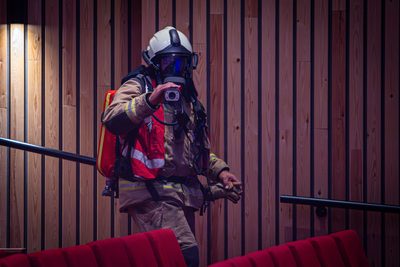 Achter de schermen van het ATLAS Theater in Emmen is door onbekende oorzaak een brand uitgebroken. Al snel blijkt de brand zich snel uit te breiden en zijn er meerdere (ernstig) gewonden. De zaal zat tijdens het uitbreken van de brand vol, waardoor de ambulancedienst, politie, brandweer en het Rode Kruis intensief hebben moeten samenwerken. In deze oefening werd door de diensten de samenwerking geoefend, om beter voor bereid te zijn op een echt incident.