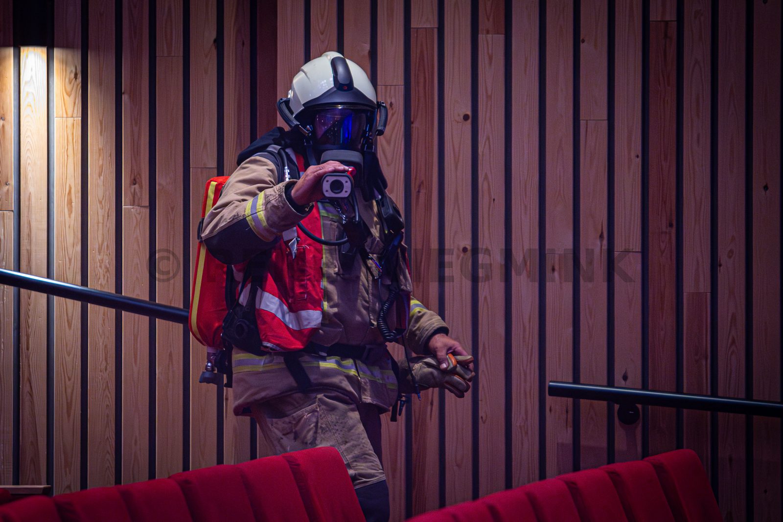 Achter de schermen van het ATLAS Theater in Emmen is door onbekende oorzaak een brand uitgebroken. Al snel blijkt de brand zich snel uit te breiden en zijn er meerdere (ernstig) gewonden. De zaal zat tijdens het uitbreken van de brand vol, waardoor de ambulancedienst, politie, brandweer en het Rode Kruis intensief hebben moeten samenwerken. In deze oefening werd door de diensten de samenwerking geoefend, om beter voor bereid te zijn op een echt incident.