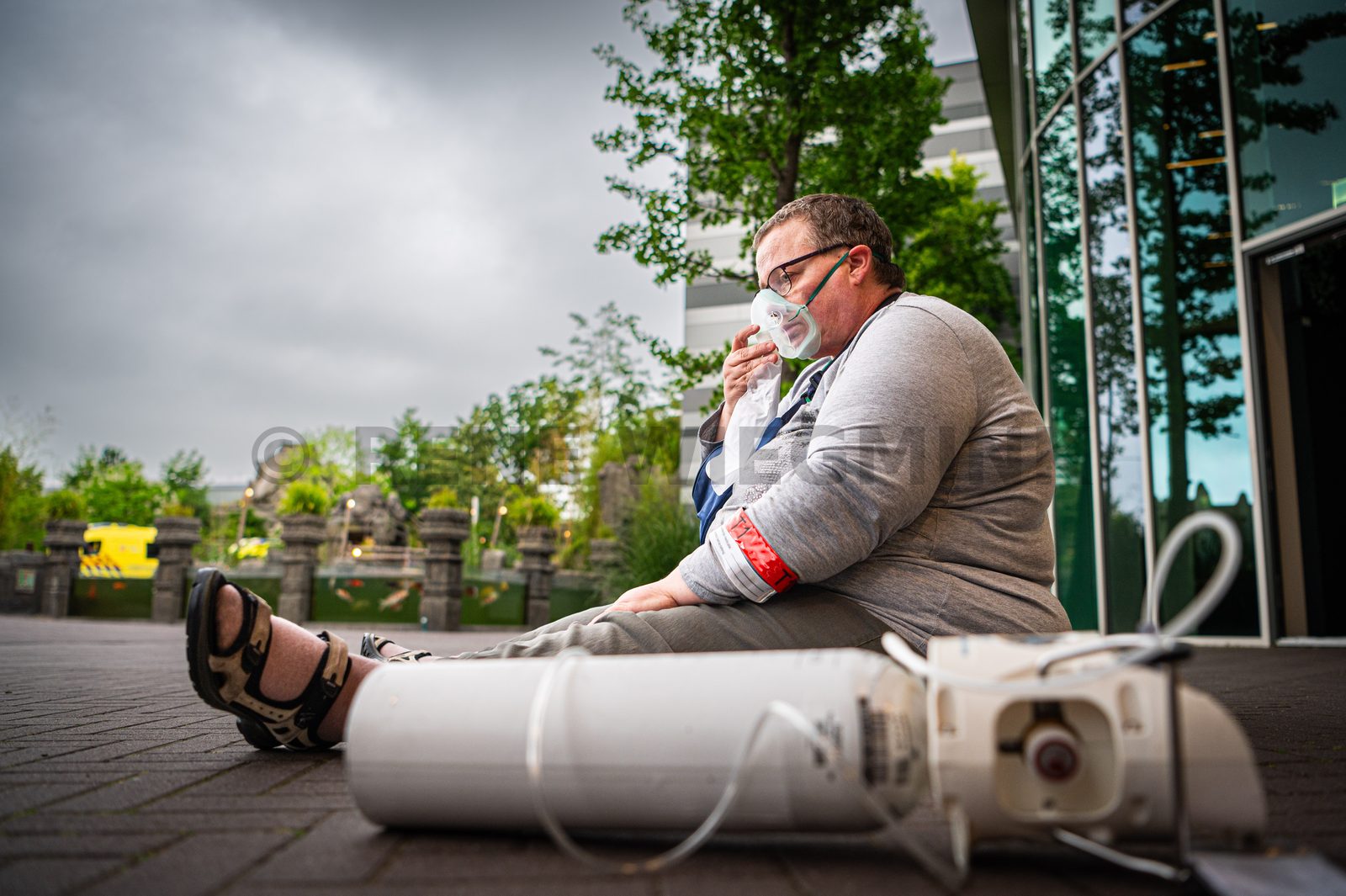 Achter de schermen van het ATLAS Theater in Emmen is door onbekende oorzaak een brand uitgebroken. Al snel blijkt de brand zich snel uit te breiden en zijn er meerdere (ernstig) gewonden. De zaal zat tijdens het uitbreken van de brand vol, waardoor de ambulancedienst, politie, brandweer en het Rode Kruis intensief hebben moeten samenwerken. In deze oefening werd door de diensten de samenwerking geoefend, om beter voor bereid te zijn op een echt incident.