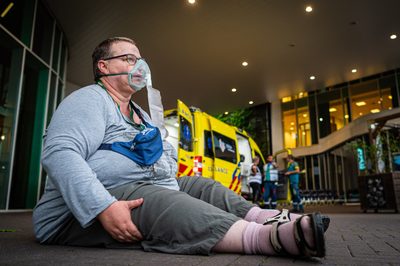 Achter de schermen van het ATLAS Theater in Emmen is door onbekende oorzaak een brand uitgebroken. Al snel blijkt de brand zich snel uit te breiden en zijn er meerdere (ernstig) gewonden. De zaal zat tijdens het uitbreken van de brand vol, waardoor de ambulancedienst, politie, brandweer en het Rode Kruis intensief hebben moeten samenwerken. In deze oefening werd door de diensten de samenwerking geoefend, om beter voor bereid te zijn op een echt incident.