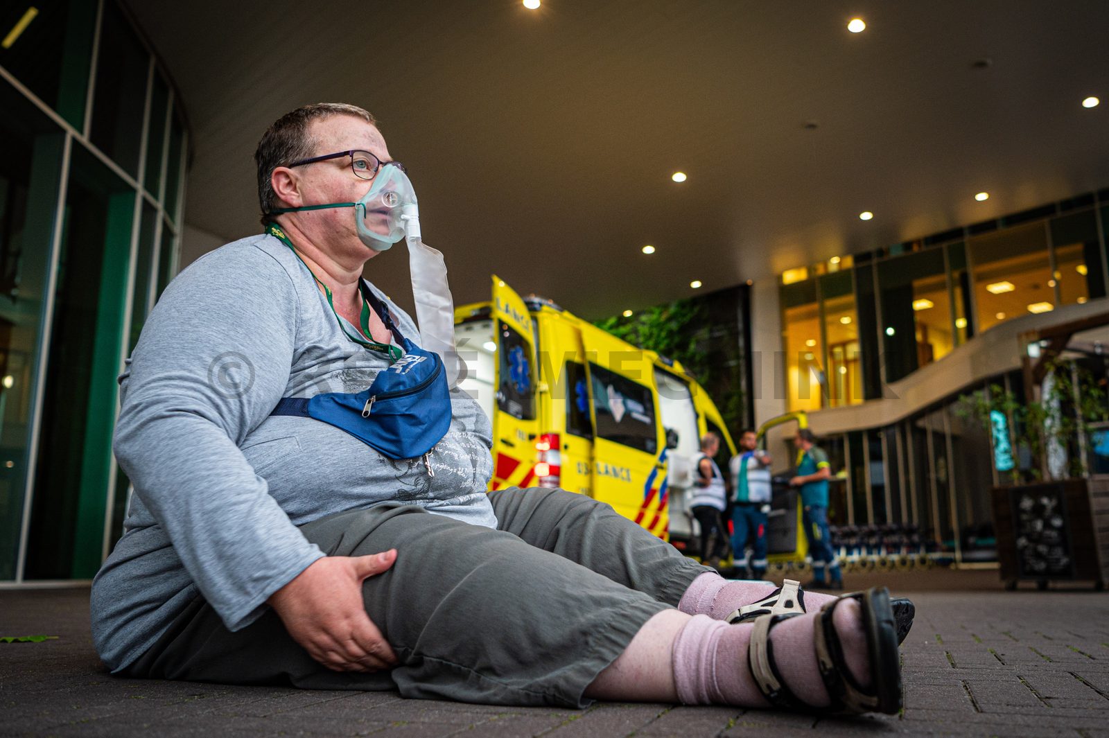 Achter de schermen van het ATLAS Theater in Emmen is door onbekende oorzaak een brand uitgebroken. Al snel blijkt de brand zich snel uit te breiden en zijn er meerdere (ernstig) gewonden. De zaal zat tijdens het uitbreken van de brand vol, waardoor de ambulancedienst, politie, brandweer en het Rode Kruis intensief hebben moeten samenwerken. In deze oefening werd door de diensten de samenwerking geoefend, om beter voor bereid te zijn op een echt incident.