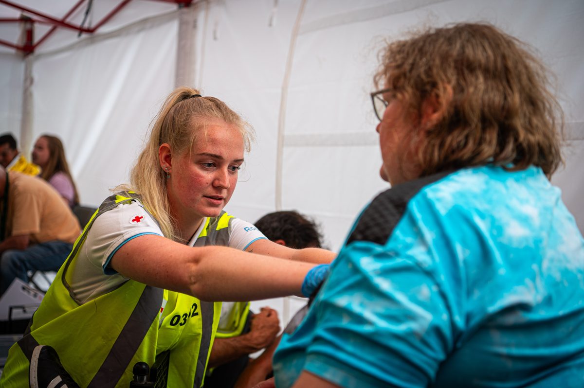 Achter de schermen van het ATLAS Theater in Emmen is door onbekende oorzaak een brand uitgebroken. Al snel blijkt de brand zich snel uit te breiden en zijn er meerdere (ernstig) gewonden. De zaal zat tijdens het uitbreken van de brand vol, waardoor de ambulancedienst, politie, brandweer en het Rode Kruis intensief hebben moeten samenwerken. In deze oefening werd door de diensten de samenwerking geoefend, om beter voor bereid te zijn op een echt incident.
