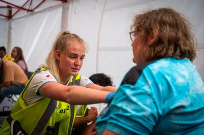 Achter de schermen van het ATLAS Theater in Emmen is door onbekende oorzaak een brand uitgebroken. Al snel blijkt de brand zich snel uit te breiden en zijn er meerdere (ernstig) gewonden. De zaal zat tijdens het uitbreken van de brand vol, waardoor de ambulancedienst, politie, brandweer en het Rode Kruis intensief hebben moeten samenwerken. In deze oefening werd door de diensten de samenwerking geoefend, om beter voor bereid te zijn op een echt incident.