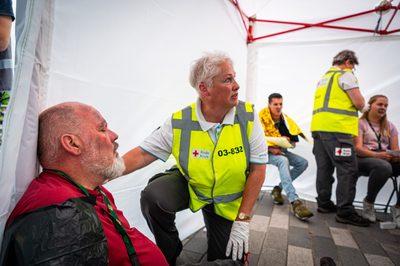Achter de schermen van het ATLAS Theater in Emmen is door onbekende oorzaak een brand uitgebroken. Al snel blijkt de brand zich snel uit te breiden en zijn er meerdere (ernstig) gewonden. De zaal zat tijdens het uitbreken van de brand vol, waardoor de ambulancedienst, politie, brandweer en het Rode Kruis intensief hebben moeten samenwerken. In deze oefening werd door de diensten de samenwerking geoefend, om beter voor bereid te zijn op een echt incident.