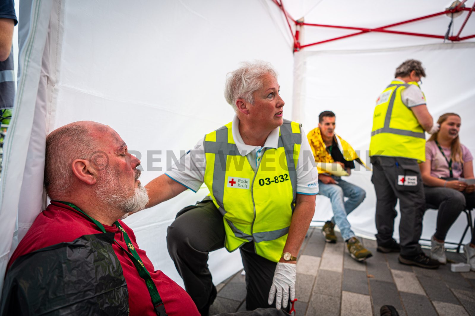 Achter de schermen van het ATLAS Theater in Emmen is door onbekende oorzaak een brand uitgebroken. Al snel blijkt de brand zich snel uit te breiden en zijn er meerdere (ernstig) gewonden. De zaal zat tijdens het uitbreken van de brand vol, waardoor de ambulancedienst, politie, brandweer en het Rode Kruis intensief hebben moeten samenwerken. In deze oefening werd door de diensten de samenwerking geoefend, om beter voor bereid te zijn op een echt incident.