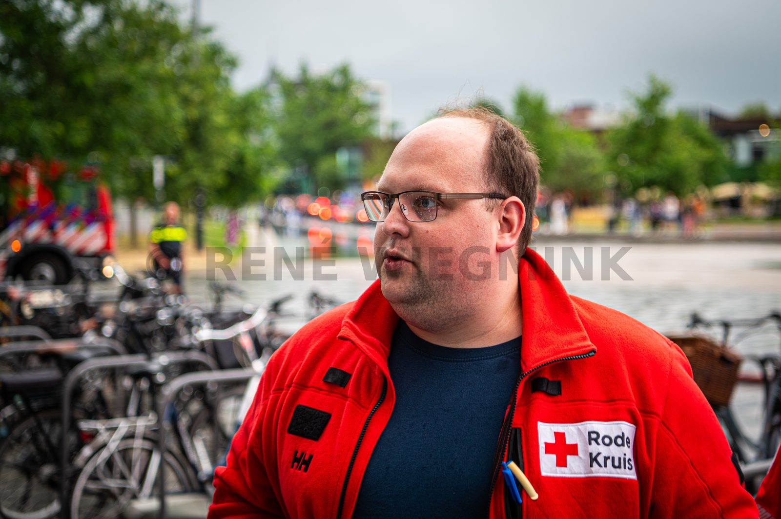 Achter de schermen van het ATLAS Theater in Emmen is door onbekende oorzaak een brand uitgebroken. Al snel blijkt de brand zich snel uit te breiden en zijn er meerdere (ernstig) gewonden. De zaal zat tijdens het uitbreken van de brand vol, waardoor de ambulancedienst, politie, brandweer en het Rode Kruis intensief hebben moeten samenwerken. In deze oefening werd door de diensten de samenwerking geoefend, om beter voor bereid te zijn op een echt incident.