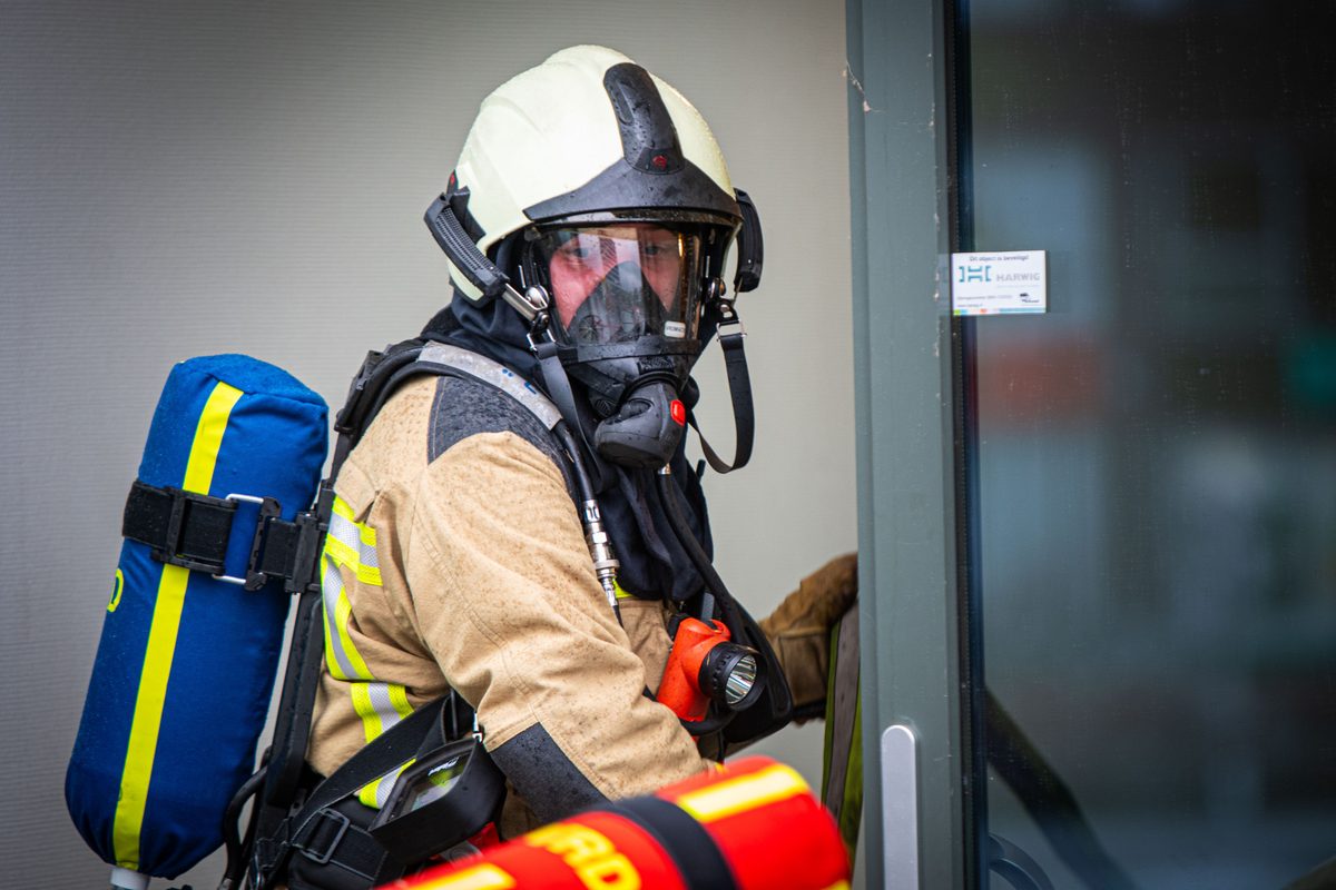 Achter de schermen van het ATLAS Theater in Emmen is door onbekende oorzaak een brand uitgebroken. Al snel blijkt de brand zich snel uit te breiden en zijn er meerdere (ernstig) gewonden. De zaal zat tijdens het uitbreken van de brand vol, waardoor de ambulancedienst, politie, brandweer en het Rode Kruis intensief hebben moeten samenwerken. In deze oefening werd door de diensten de samenwerking geoefend, om beter voor bereid te zijn op een echt incident.