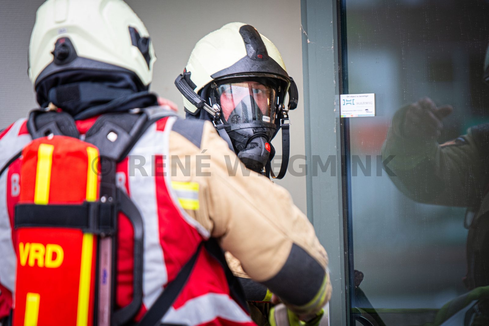 Achter de schermen van het ATLAS Theater in Emmen is door onbekende oorzaak een brand uitgebroken. Al snel blijkt de brand zich snel uit te breiden en zijn er meerdere (ernstig) gewonden. De zaal zat tijdens het uitbreken van de brand vol, waardoor de ambulancedienst, politie, brandweer en het Rode Kruis intensief hebben moeten samenwerken. In deze oefening werd door de diensten de samenwerking geoefend, om beter voor bereid te zijn op een echt incident.