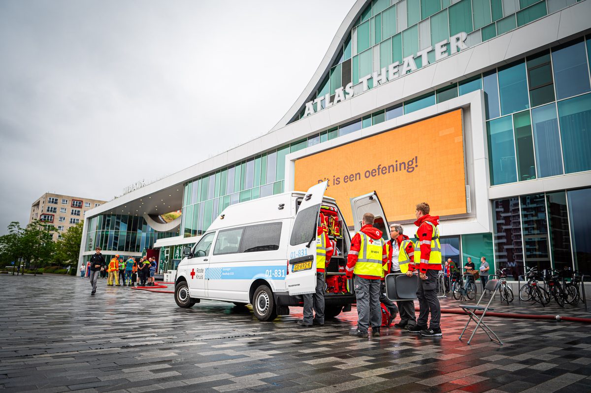 Achter de schermen van het ATLAS Theater in Emmen is door onbekende oorzaak een brand uitgebroken. Al snel blijkt de brand zich snel uit te breiden en zijn er meerdere (ernstig) gewonden. De zaal zat tijdens het uitbreken van de brand vol, waardoor de ambulancedienst, politie, brandweer en het Rode Kruis intensief hebben moeten samenwerken. In deze oefening werd door de diensten de samenwerking geoefend, om beter voor bereid te zijn op een echt incident.