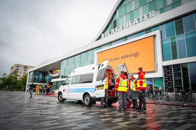 Achter de schermen van het ATLAS Theater in Emmen is door onbekende oorzaak een brand uitgebroken. Al snel blijkt de brand zich snel uit te breiden en zijn er meerdere (ernstig) gewonden. De zaal zat tijdens het uitbreken van de brand vol, waardoor de ambulancedienst, politie, brandweer en het Rode Kruis intensief hebben moeten samenwerken. In deze oefening werd door de diensten de samenwerking geoefend, om beter voor bereid te zijn op een echt incident.