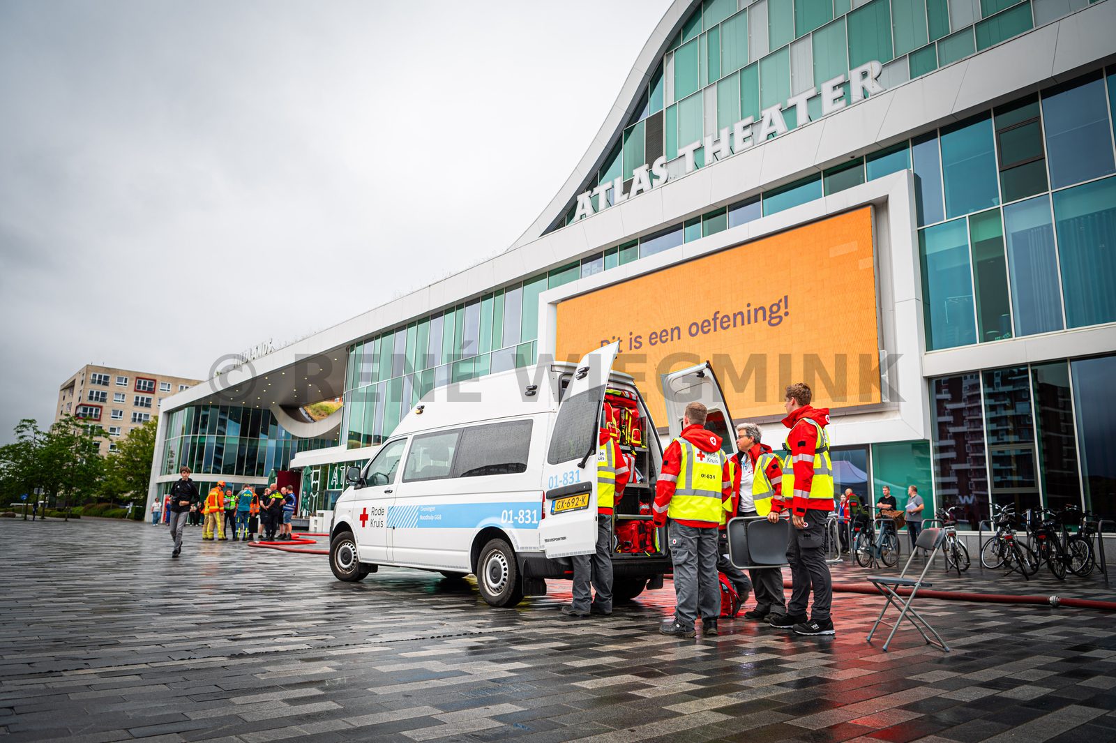 Achter de schermen van het ATLAS Theater in Emmen is door onbekende oorzaak een brand uitgebroken. Al snel blijkt de brand zich snel uit te breiden en zijn er meerdere (ernstig) gewonden. De zaal zat tijdens het uitbreken van de brand vol, waardoor de ambulancedienst, politie, brandweer en het Rode Kruis intensief hebben moeten samenwerken. In deze oefening werd door de diensten de samenwerking geoefend, om beter voor bereid te zijn op een echt incident.