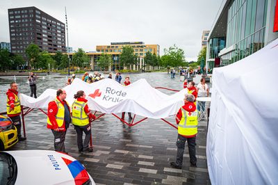 Achter de schermen van het ATLAS Theater in Emmen is door onbekende oorzaak een brand uitgebroken. Al snel blijkt de brand zich snel uit te breiden en zijn er meerdere (ernstig) gewonden. De zaal zat tijdens het uitbreken van de brand vol, waardoor de ambulancedienst, politie, brandweer en het Rode Kruis intensief hebben moeten samenwerken. In deze oefening werd door de diensten de samenwerking geoefend, om beter voor bereid te zijn op een echt incident.