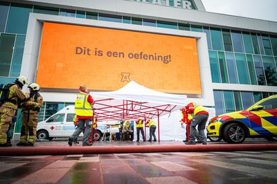 Achter de schermen van het ATLAS Theater in Emmen is door onbekende oorzaak een brand uitgebroken. Al snel blijkt de brand zich snel uit te breiden en zijn er meerdere (ernstig) gewonden. De zaal zat tijdens het uitbreken van de brand vol, waardoor de ambulancedienst, politie, brandweer en het Rode Kruis intensief hebben moeten samenwerken. In deze oefening werd door de diensten de samenwerking geoefend, om beter voor bereid te zijn op een echt incident.