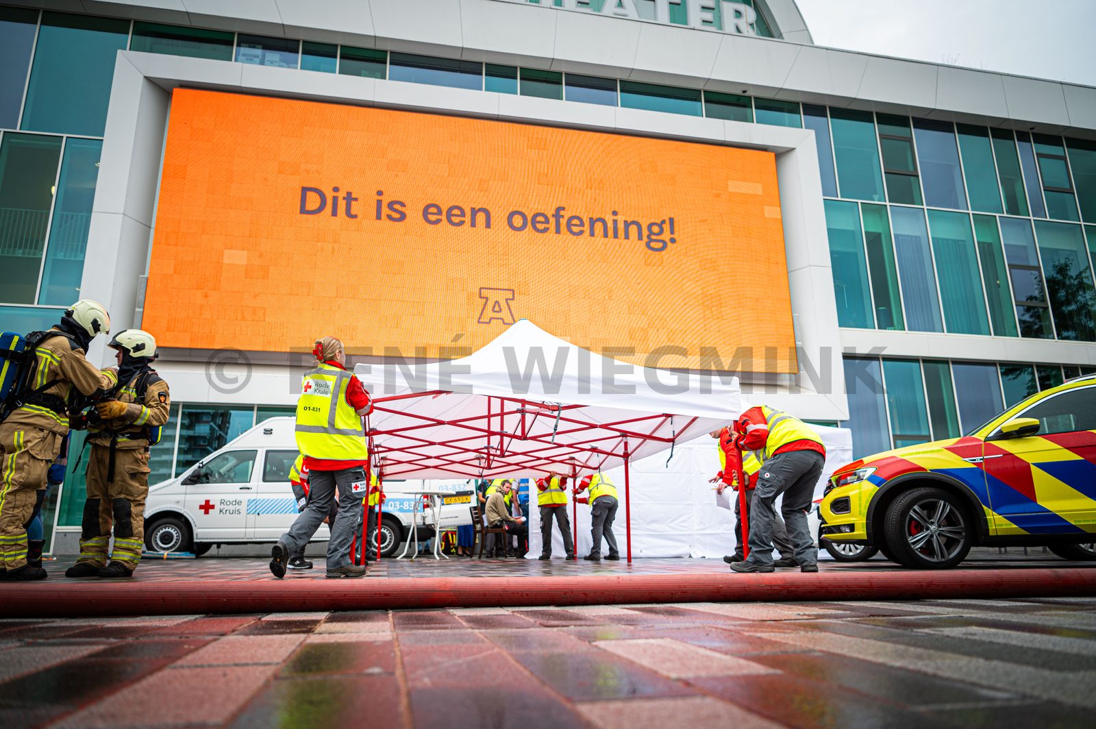 Achter de schermen van het ATLAS Theater in Emmen is door onbekende oorzaak een brand uitgebroken. Al snel blijkt de brand zich snel uit te breiden en zijn er meerdere (ernstig) gewonden. De zaal zat tijdens het uitbreken van de brand vol, waardoor de ambulancedienst, politie, brandweer en het Rode Kruis intensief hebben moeten samenwerken. In deze oefening werd door de diensten de samenwerking geoefend, om beter voor bereid te zijn op een echt incident.