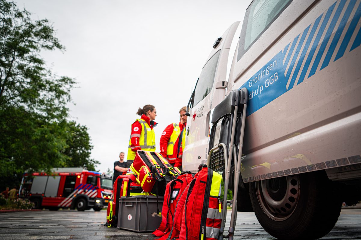 Achter de schermen van het ATLAS Theater in Emmen is door onbekende oorzaak een brand uitgebroken. Al snel blijkt de brand zich snel uit te breiden en zijn er meerdere (ernstig) gewonden. De zaal zat tijdens het uitbreken van de brand vol, waardoor de ambulancedienst, politie, brandweer en het Rode Kruis intensief hebben moeten samenwerken. In deze oefening werd door de diensten de samenwerking geoefend, om beter voor bereid te zijn op een echt incident.