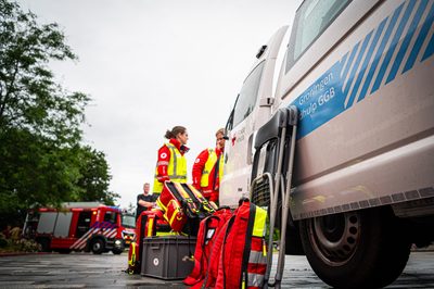 Achter de schermen van het ATLAS Theater in Emmen is door onbekende oorzaak een brand uitgebroken. Al snel blijkt de brand zich snel uit te breiden en zijn er meerdere (ernstig) gewonden. De zaal zat tijdens het uitbreken van de brand vol, waardoor de ambulancedienst, politie, brandweer en het Rode Kruis intensief hebben moeten samenwerken. In deze oefening werd door de diensten de samenwerking geoefend, om beter voor bereid te zijn op een echt incident.