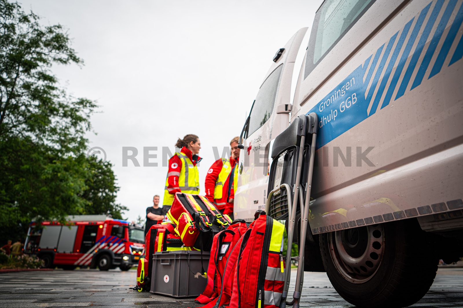 Achter de schermen van het ATLAS Theater in Emmen is door onbekende oorzaak een brand uitgebroken. Al snel blijkt de brand zich snel uit te breiden en zijn er meerdere (ernstig) gewonden. De zaal zat tijdens het uitbreken van de brand vol, waardoor de ambulancedienst, politie, brandweer en het Rode Kruis intensief hebben moeten samenwerken. In deze oefening werd door de diensten de samenwerking geoefend, om beter voor bereid te zijn op een echt incident.