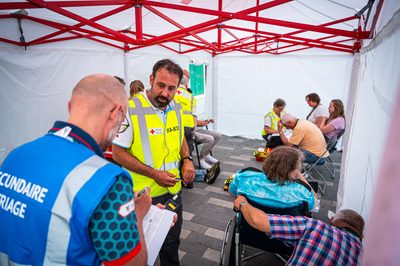 Achter de schermen van het ATLAS Theater in Emmen is door onbekende oorzaak een brand uitgebroken. Al snel blijkt de brand zich snel uit te breiden en zijn er meerdere (ernstig) gewonden. De zaal zat tijdens het uitbreken van de brand vol, waardoor de ambulancedienst, politie, brandweer en het Rode Kruis intensief hebben moeten samenwerken. In deze oefening werd door de diensten de samenwerking geoefend, om beter voor bereid te zijn op een echt incident.