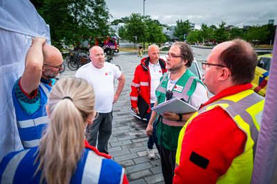 Achter de schermen van het ATLAS Theater in Emmen is door onbekende oorzaak een brand uitgebroken. Al snel blijkt de brand zich snel uit te breiden en zijn er meerdere (ernstig) gewonden. De zaal zat tijdens het uitbreken van de brand vol, waardoor de ambulancedienst, politie, brandweer en het Rode Kruis intensief hebben moeten samenwerken. In deze oefening werd door de diensten de samenwerking geoefend, om beter voor bereid te zijn op een echt incident.