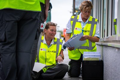 Achter de schermen van het ATLAS Theater in Emmen is door onbekende oorzaak een brand uitgebroken. Al snel blijkt de brand zich snel uit te breiden en zijn er meerdere (ernstig) gewonden. De zaal zat tijdens het uitbreken van de brand vol, waardoor de ambulancedienst, politie, brandweer en het Rode Kruis intensief hebben moeten samenwerken. In deze oefening werd door de diensten de samenwerking geoefend, om beter voor bereid te zijn op een echt incident.