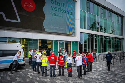 Achter de schermen van het ATLAS Theater in Emmen is door onbekende oorzaak een brand uitgebroken. Al snel blijkt de brand zich snel uit te breiden en zijn er meerdere (ernstig) gewonden. De zaal zat tijdens het uitbreken van de brand vol, waardoor de ambulancedienst, politie, brandweer en het Rode Kruis intensief hebben moeten samenwerken. In deze oefening werd door de diensten de samenwerking geoefend, om beter voor bereid te zijn op een echt incident.