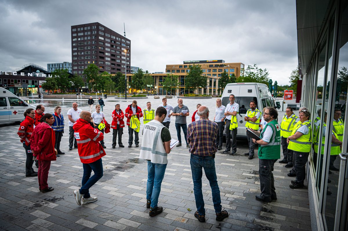 Achter de schermen van het ATLAS Theater in Emmen is door onbekende oorzaak een brand uitgebroken. Al snel blijkt de brand zich snel uit te breiden en zijn er meerdere (ernstig) gewonden. De zaal zat tijdens het uitbreken van de brand vol, waardoor de ambulancedienst, politie, brandweer en het Rode Kruis intensief hebben moeten samenwerken. In deze oefening werd door de diensten de samenwerking geoefend, om beter voor bereid te zijn op een echt incident.