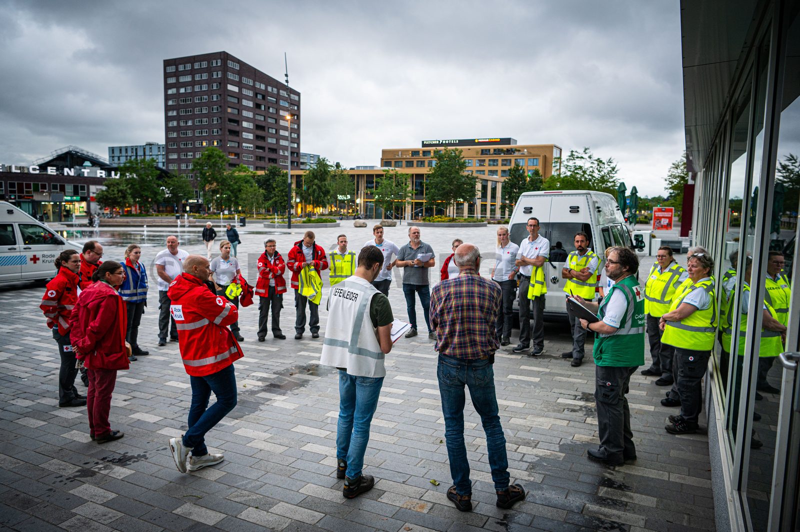 Achter de schermen van het ATLAS Theater in Emmen is door onbekende oorzaak een brand uitgebroken. Al snel blijkt de brand zich snel uit te breiden en zijn er meerdere (ernstig) gewonden. De zaal zat tijdens het uitbreken van de brand vol, waardoor de ambulancedienst, politie, brandweer en het Rode Kruis intensief hebben moeten samenwerken. In deze oefening werd door de diensten de samenwerking geoefend, om beter voor bereid te zijn op een echt incident.